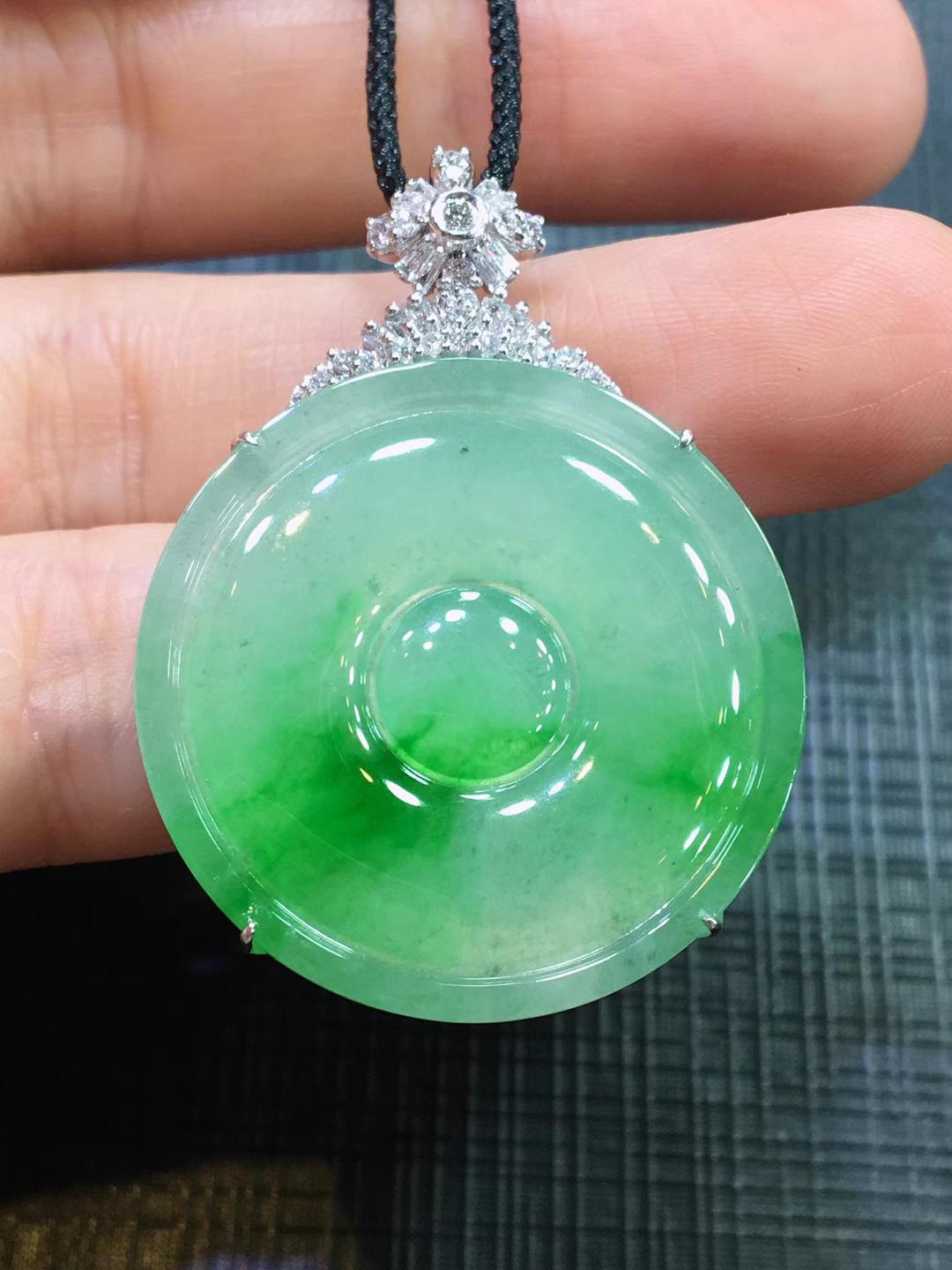 飘绿圆牌吊坠